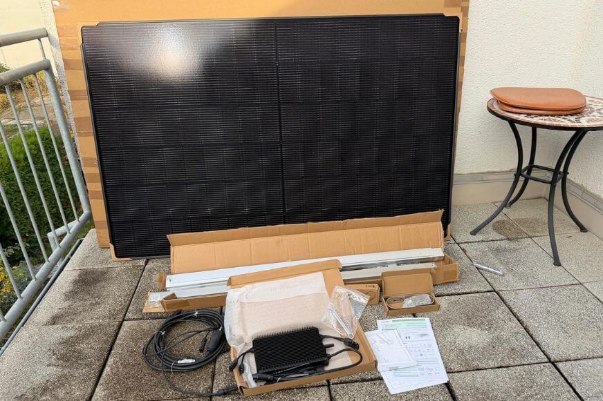 Die Smart Home Fox Experten zeigen Balkonstrom Balkonkraftwerk Komplettset, in der Balkonvariante mit Halterung und dem gesamten Zubehör.